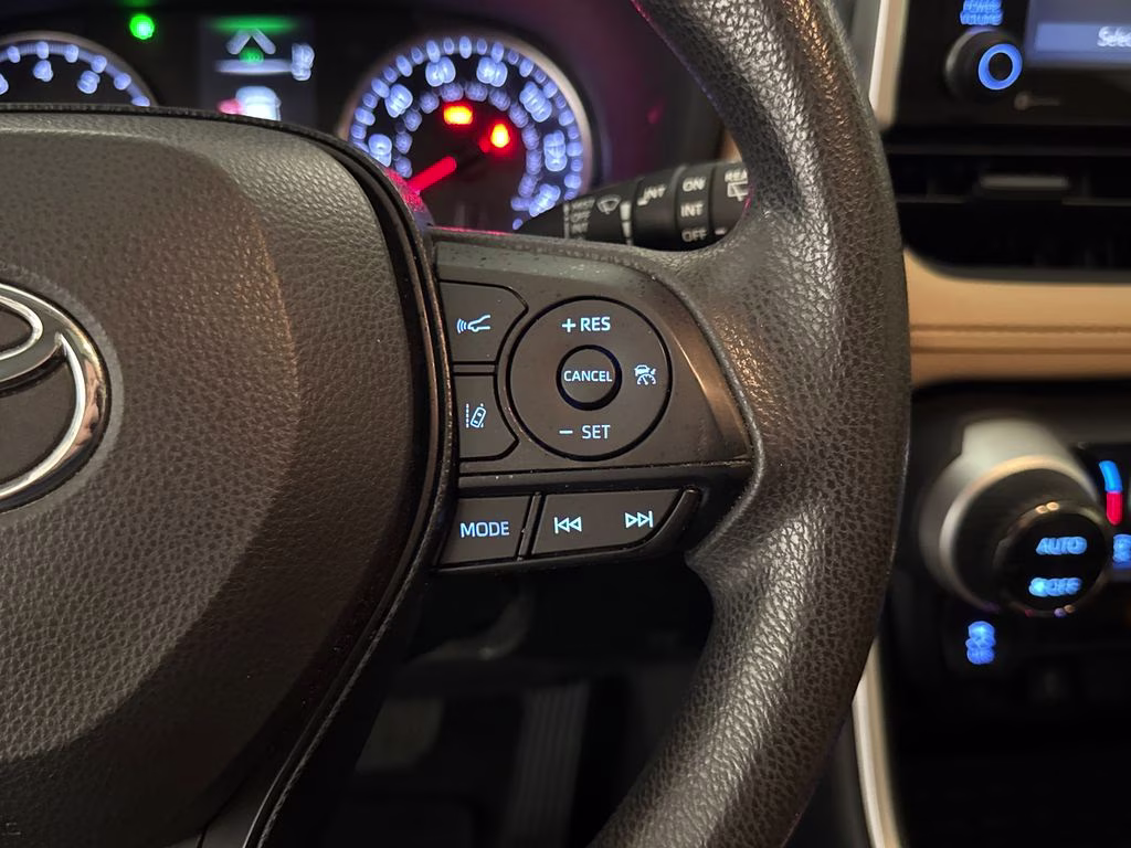 2020 Super White Toyota RAV4 XLE FWD SUV
