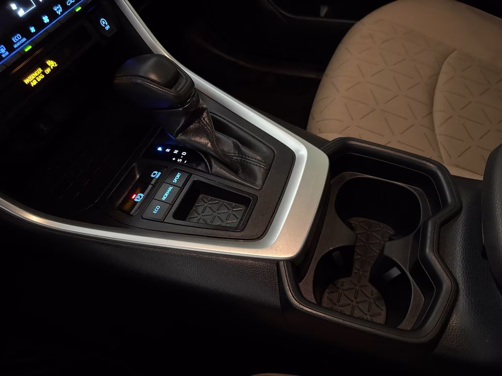 2020 Super White Toyota RAV4 XLE FWD SUV