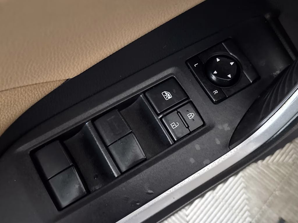 2020 Super White Toyota RAV4 XLE FWD SUV