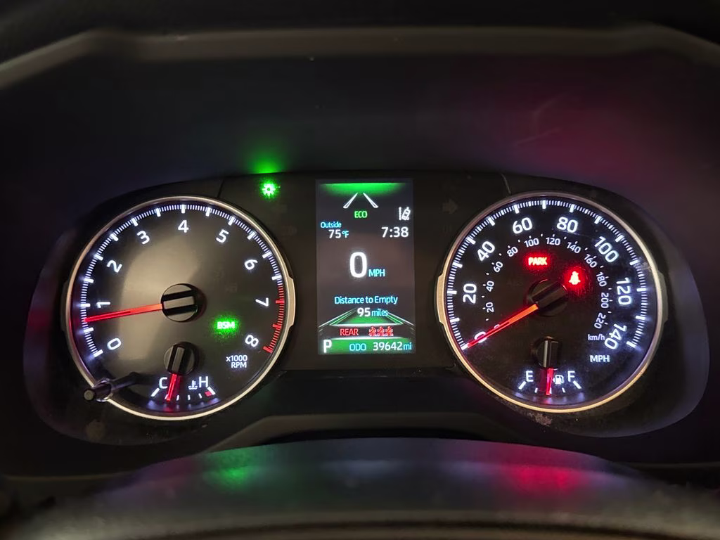 2020 Super White Toyota RAV4 XLE FWD SUV