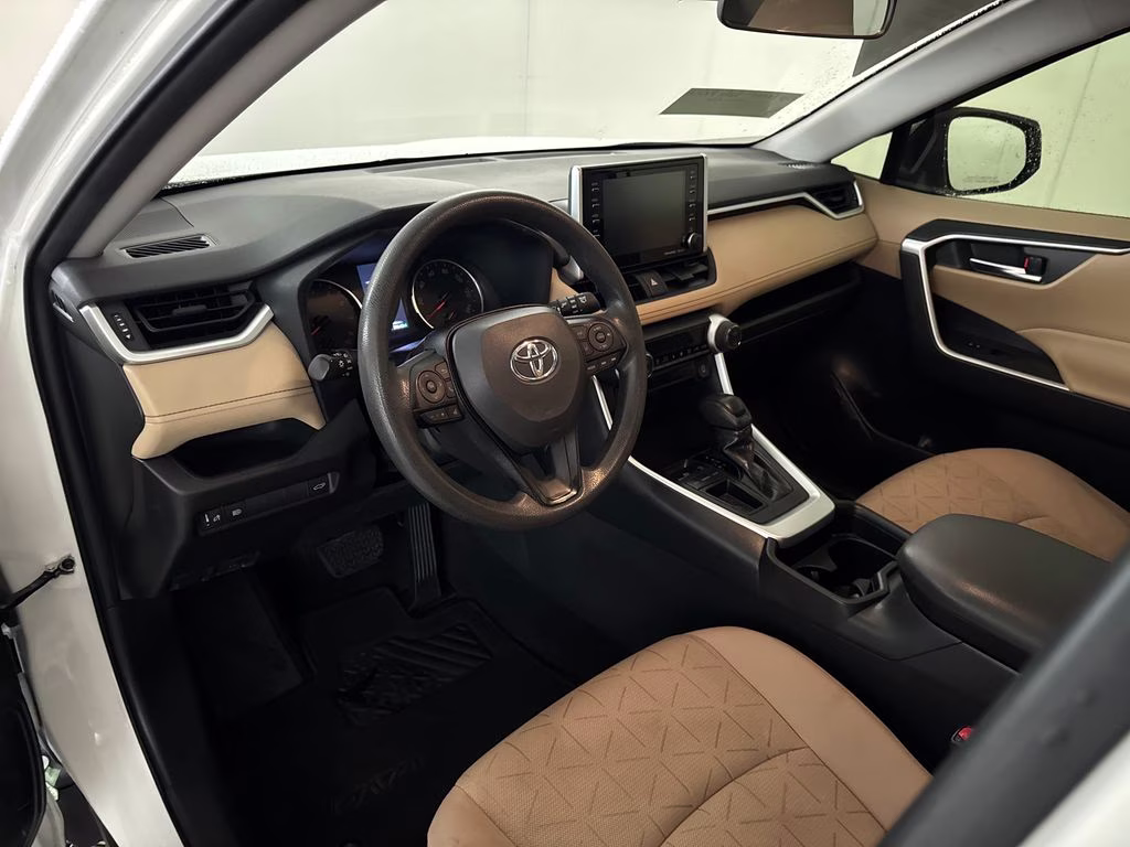 2020 Super White Toyota RAV4 XLE FWD SUV