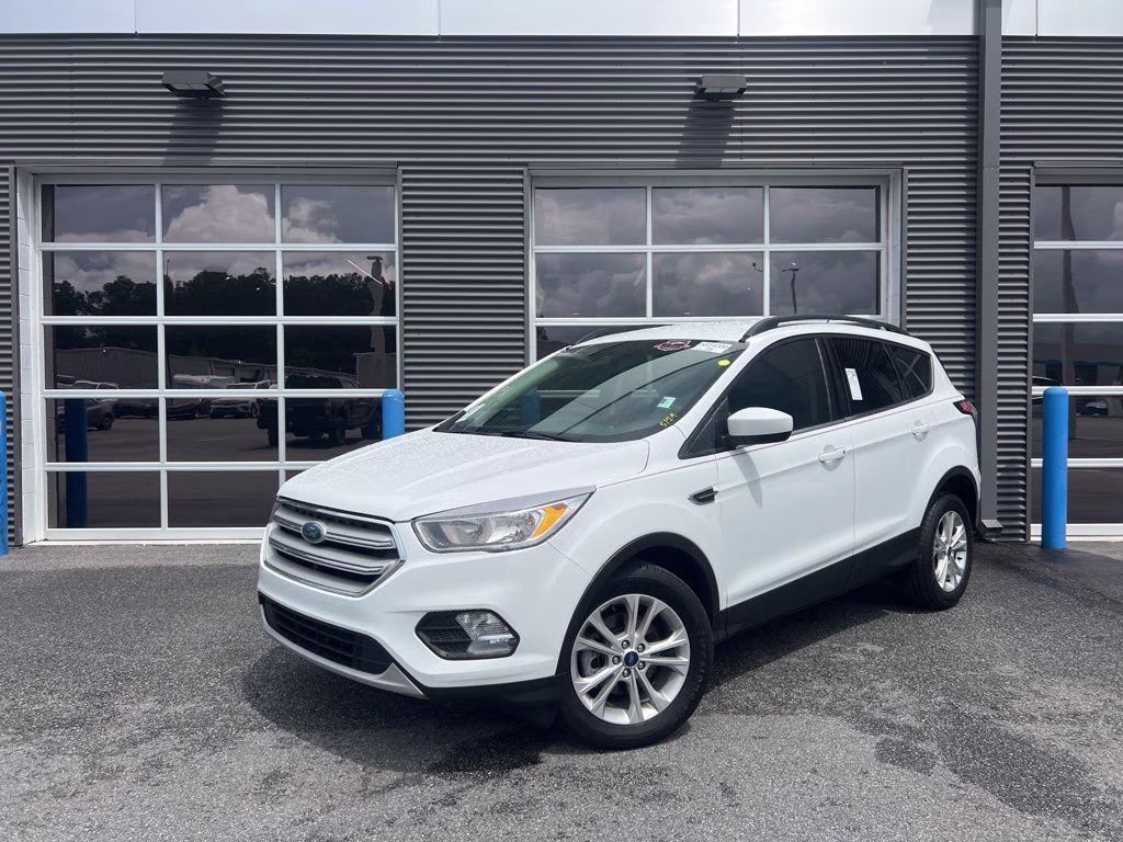 2018 Oxford White Ford Escape SE FWD SUV