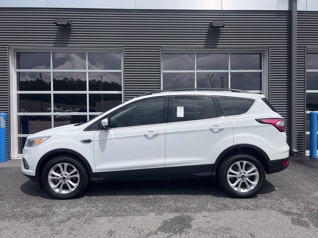2018 Oxford White Ford Escape SE FWD SUV