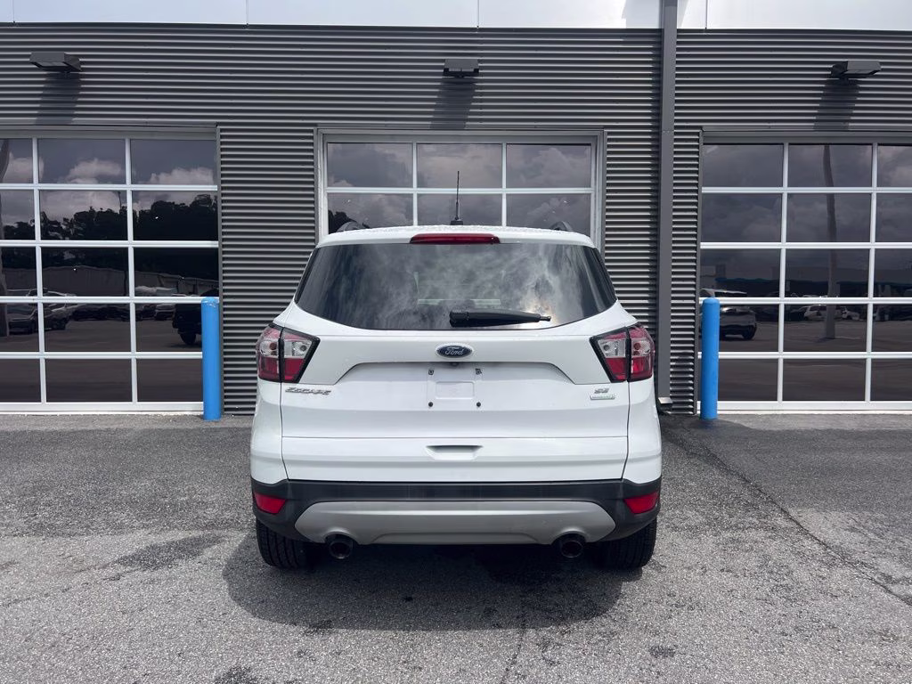 2018 Oxford White Ford Escape SE FWD SUV