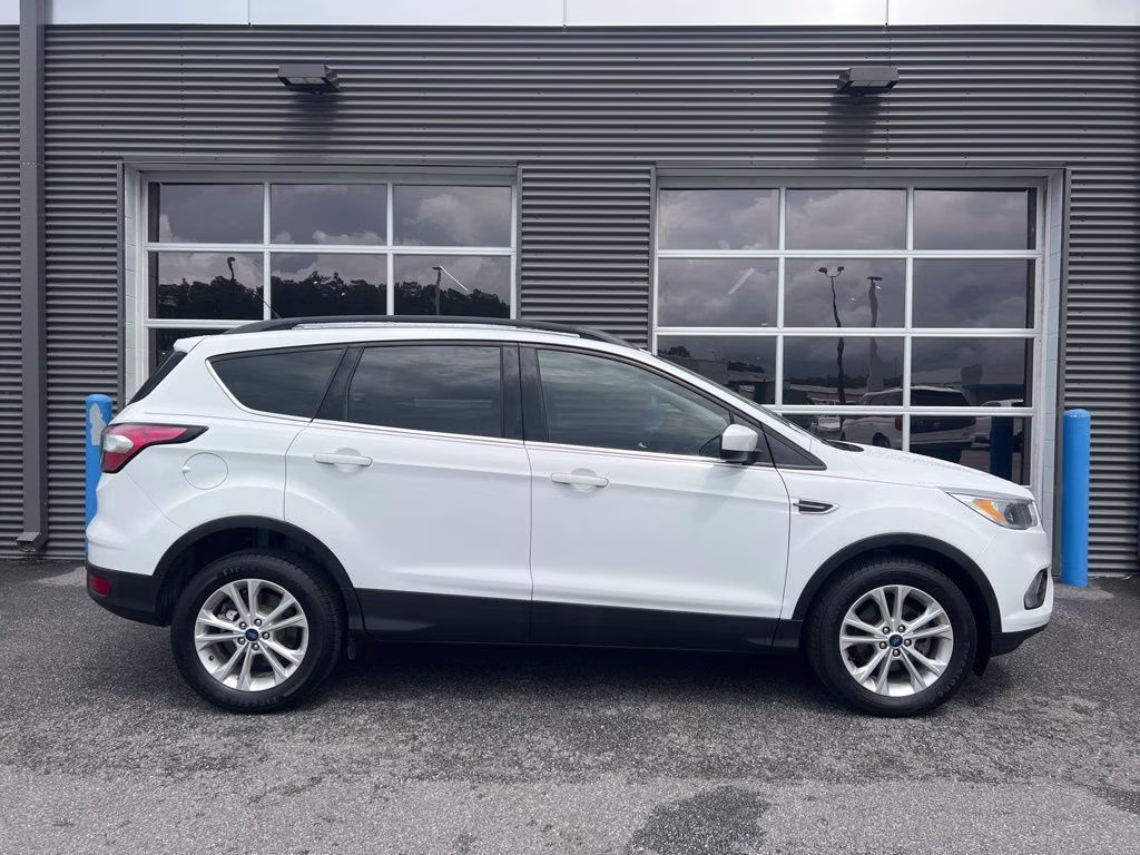 2018 Oxford White Ford Escape SE FWD SUV