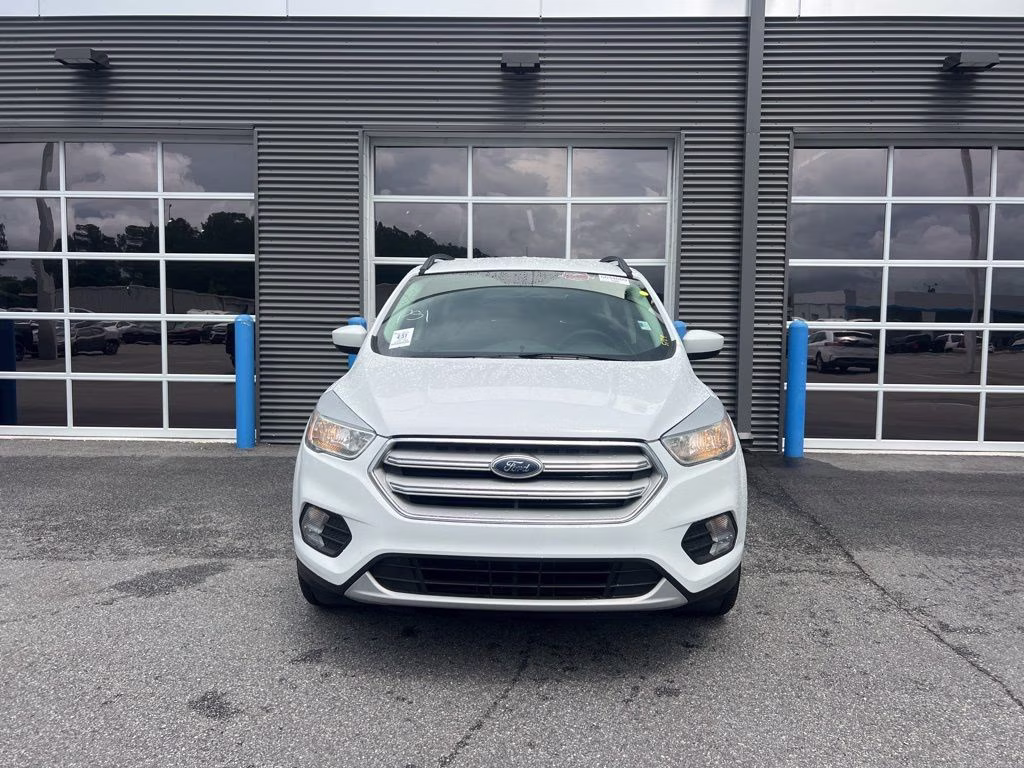 2018 Oxford White Ford Escape SE FWD SUV