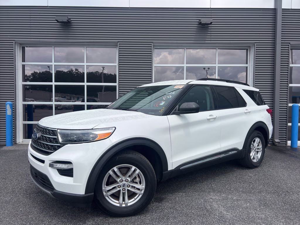 2023 White Metallic Ford Explorer XLT RWD SUV