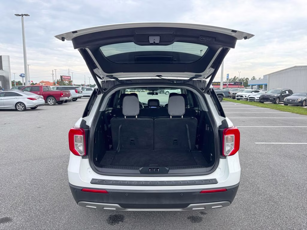 2023 White Metallic Ford Explorer XLT RWD SUV