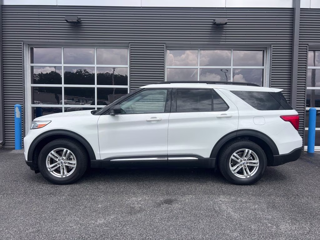 2023 White Metallic Ford Explorer XLT RWD SUV