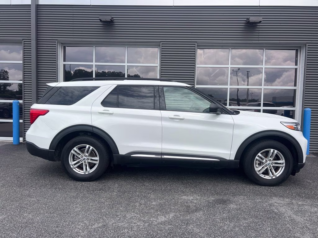 2023 White Metallic Ford Explorer XLT RWD SUV