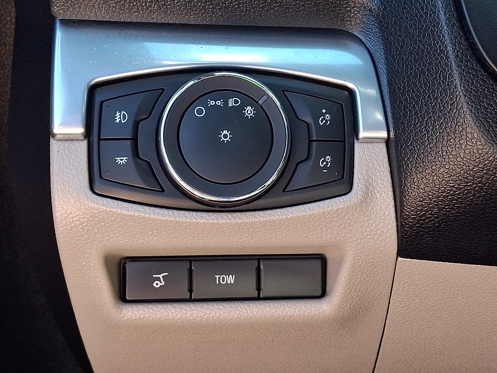 2019 White Platinum Metallic Tri-Coat - UG Ford Explorer Limited 4X4