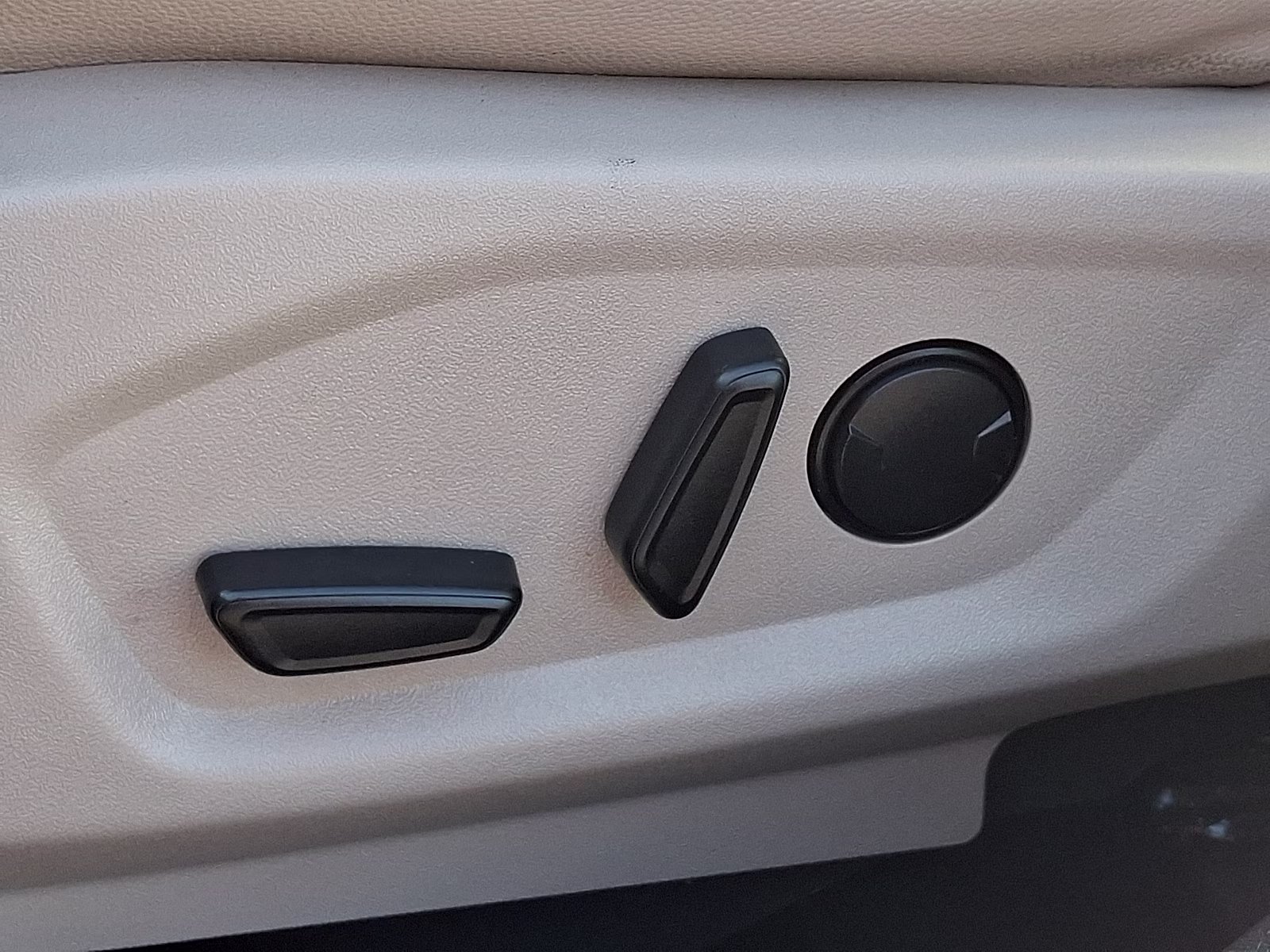 2019 White Platinum Metallic Tri-Coat - UG Ford Explorer Limited 4X4