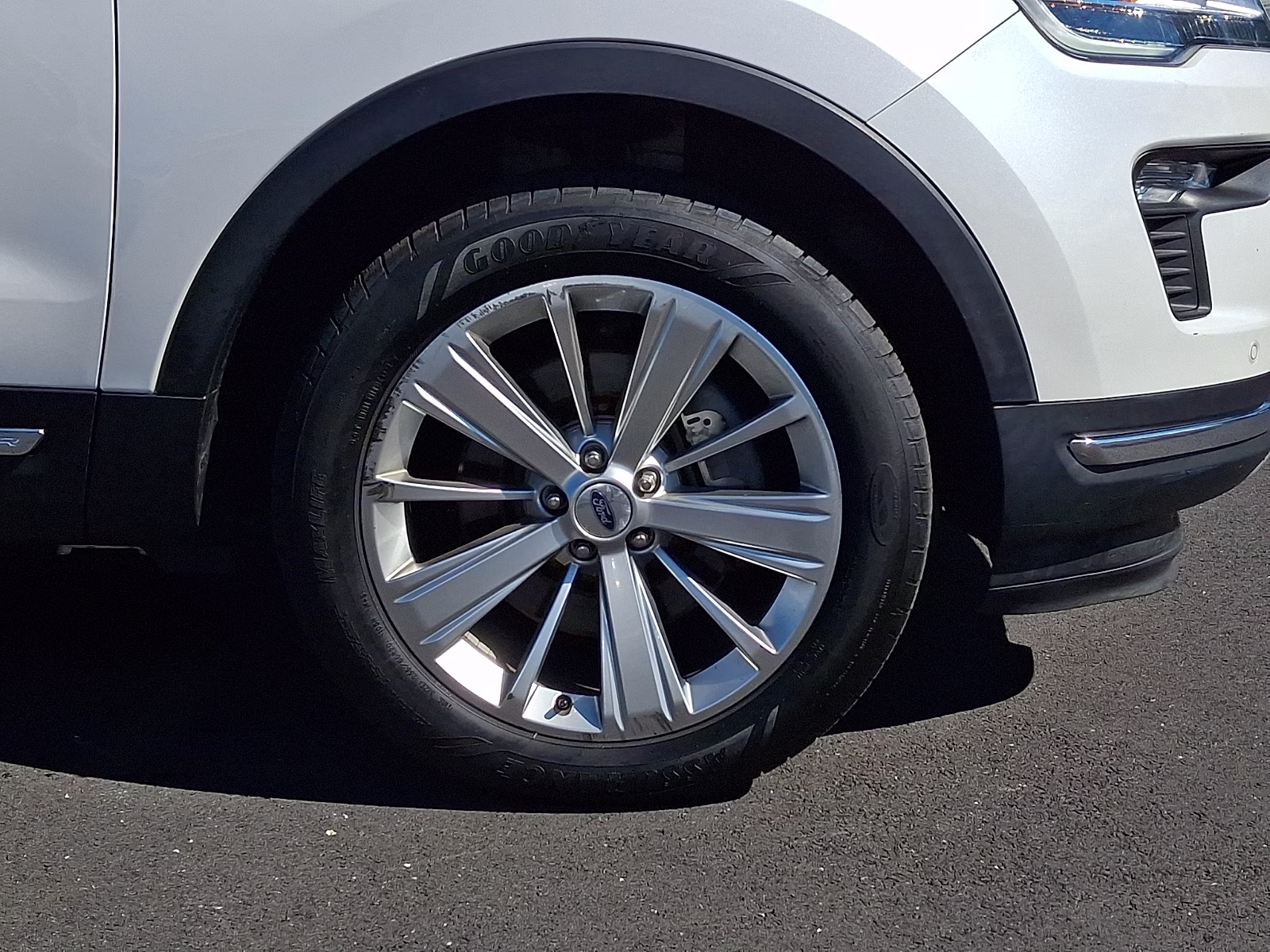 2019 White Platinum Metallic Tri-Coat - UG Ford Explorer Limited 4X4