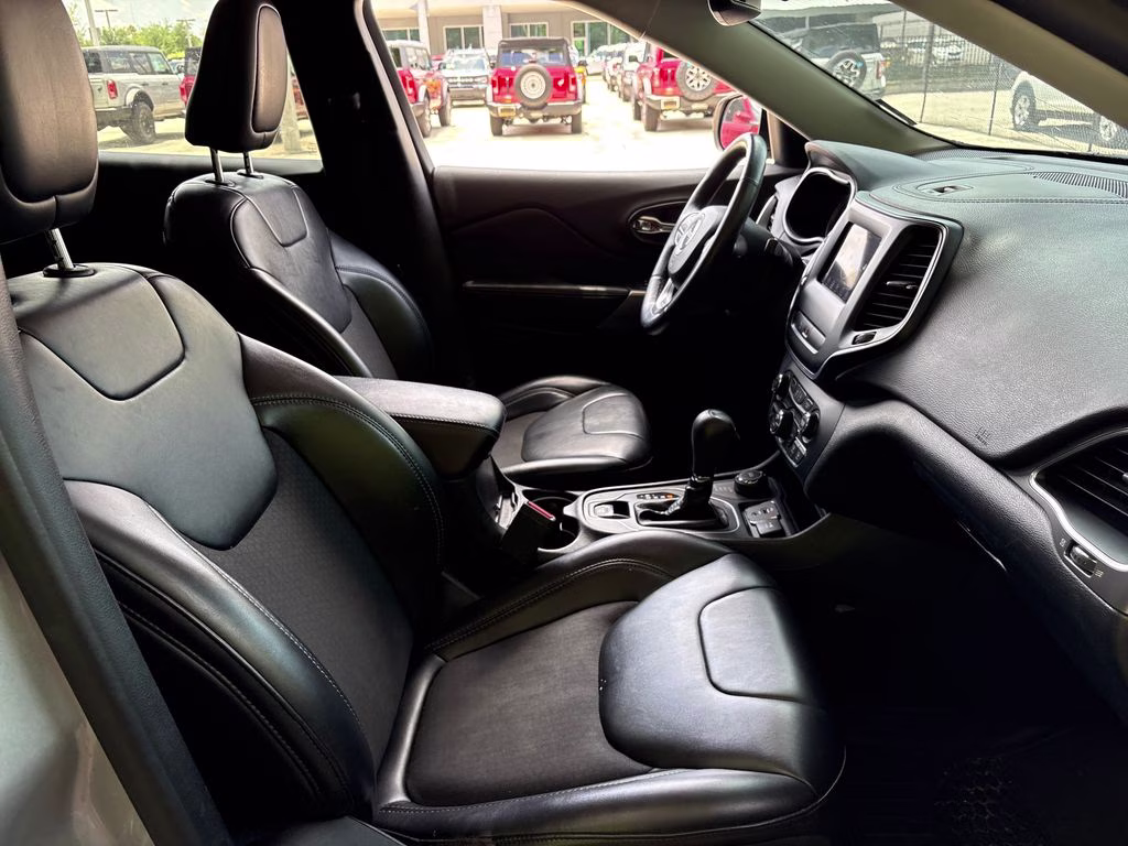 2019 Billet Silver Metallic Clearcoat Jeep Cherokee Latitude Plus 4X4 SUV