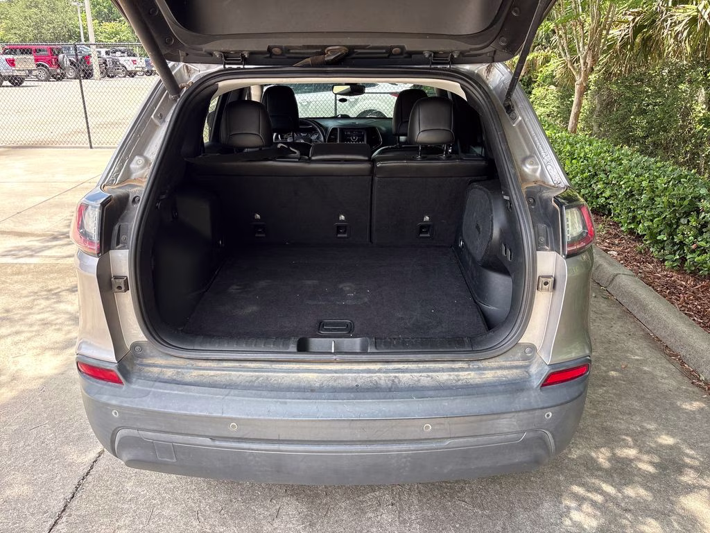2019 Billet Silver Metallic Clearcoat Jeep Cherokee Latitude Plus 4X4 SUV