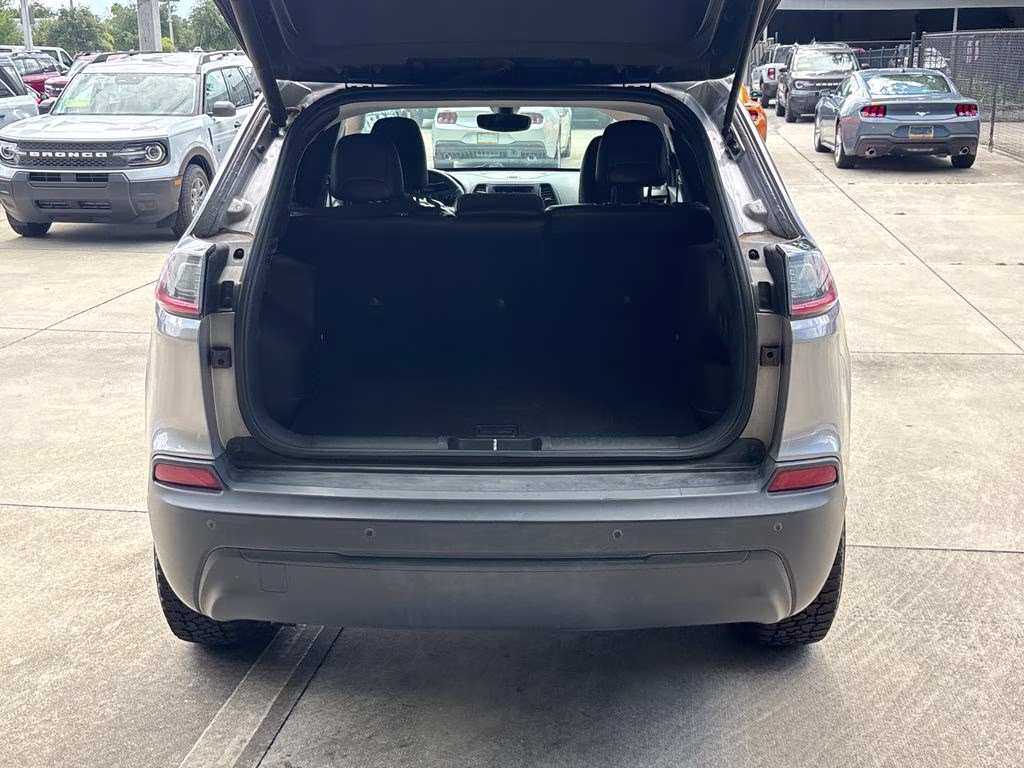 2019 Billet Silver Metallic Clearcoat Jeep Cherokee Latitude Plus 4X4 SUV