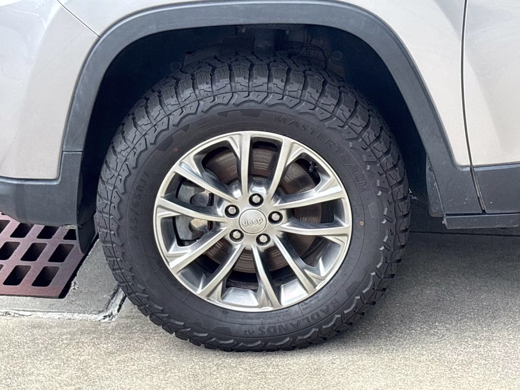 2019 Billet Silver Metallic Clearcoat Jeep Cherokee Latitude Plus 4X4 SUV