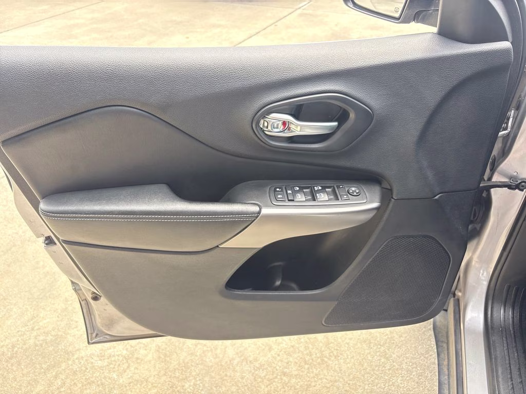 2019 Billet Silver Metallic Clearcoat Jeep Cherokee Latitude Plus 4X4 SUV