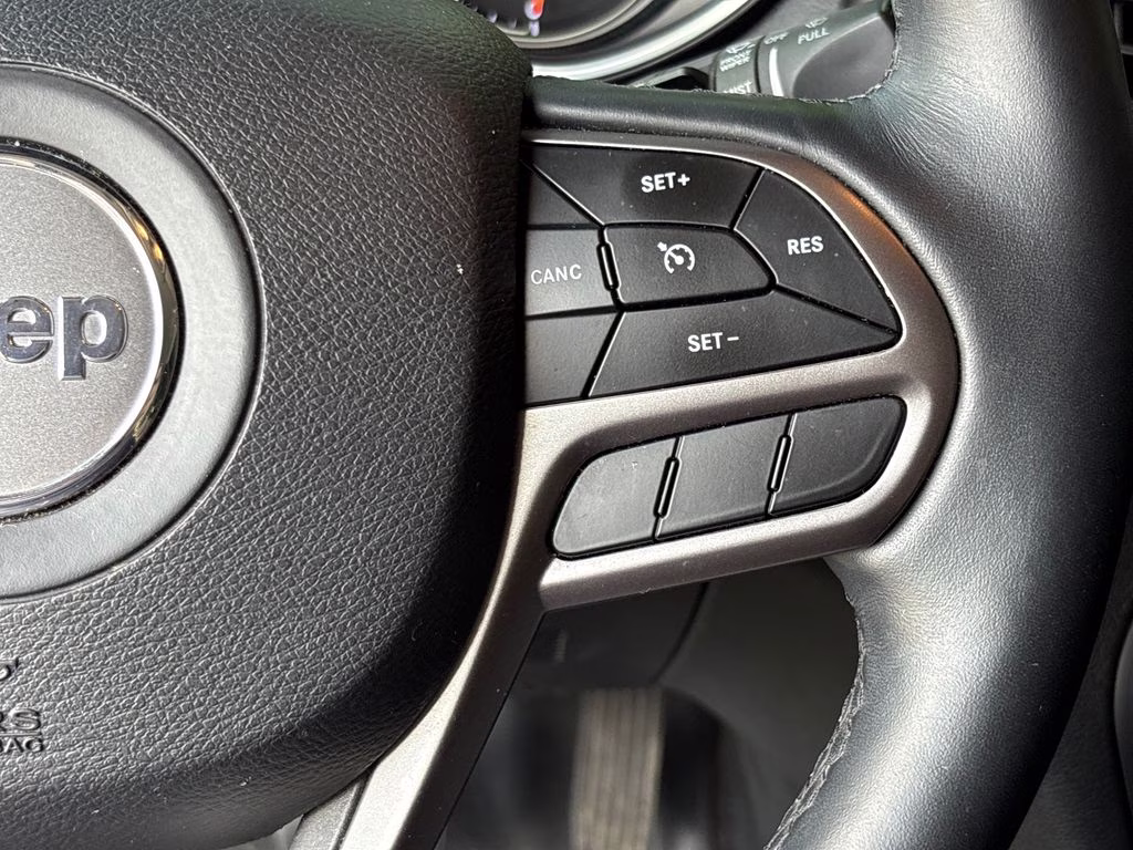 2019 Billet Silver Metallic Clearcoat Jeep Cherokee Latitude Plus 4X4 SUV