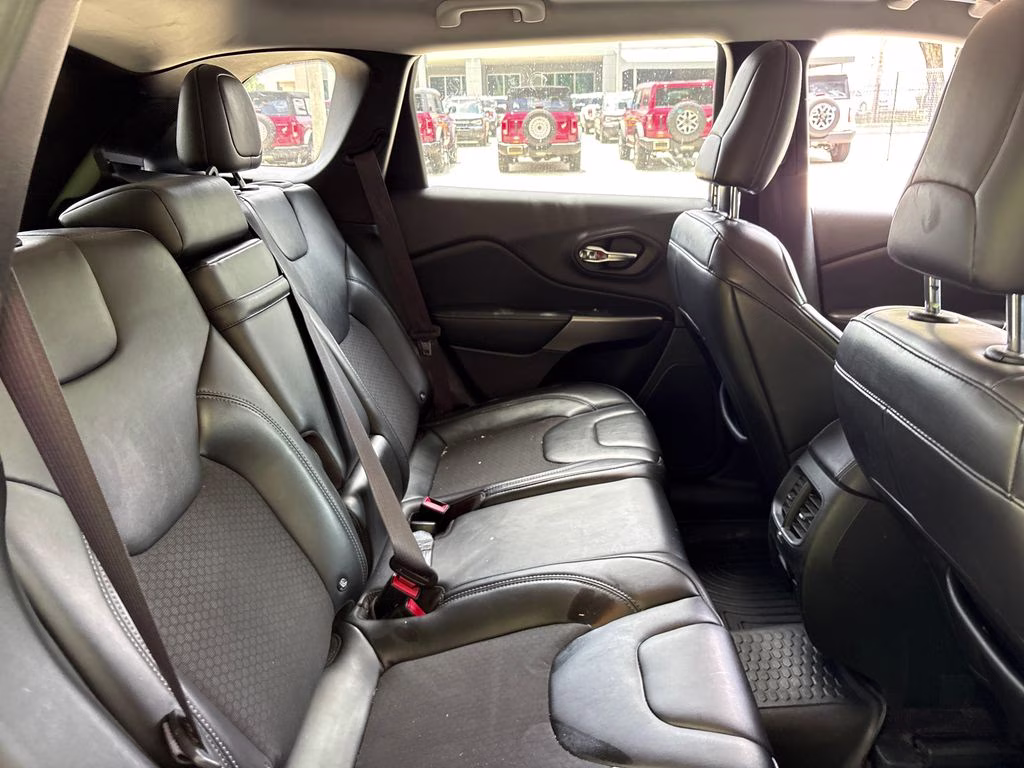 2019 Billet Silver Metallic Clearcoat Jeep Cherokee Latitude Plus 4X4 SUV