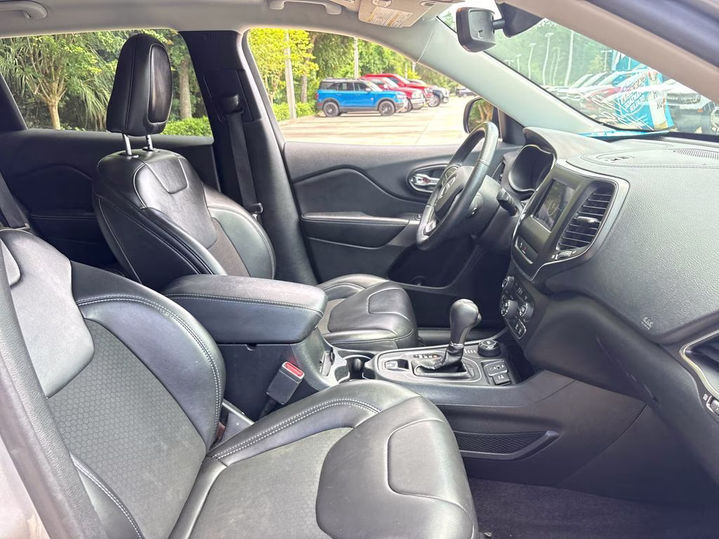 2019 Billet Silver Metallic Clearcoat Jeep Cherokee Latitude Plus 4X4 SUV