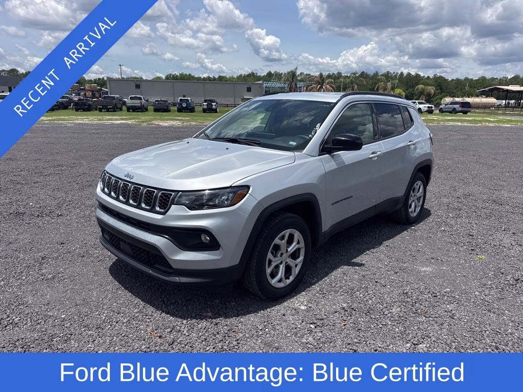 2024 Silver Zynith Metallic Clearcoat Jeep Compass Latitude 4X4 SUV