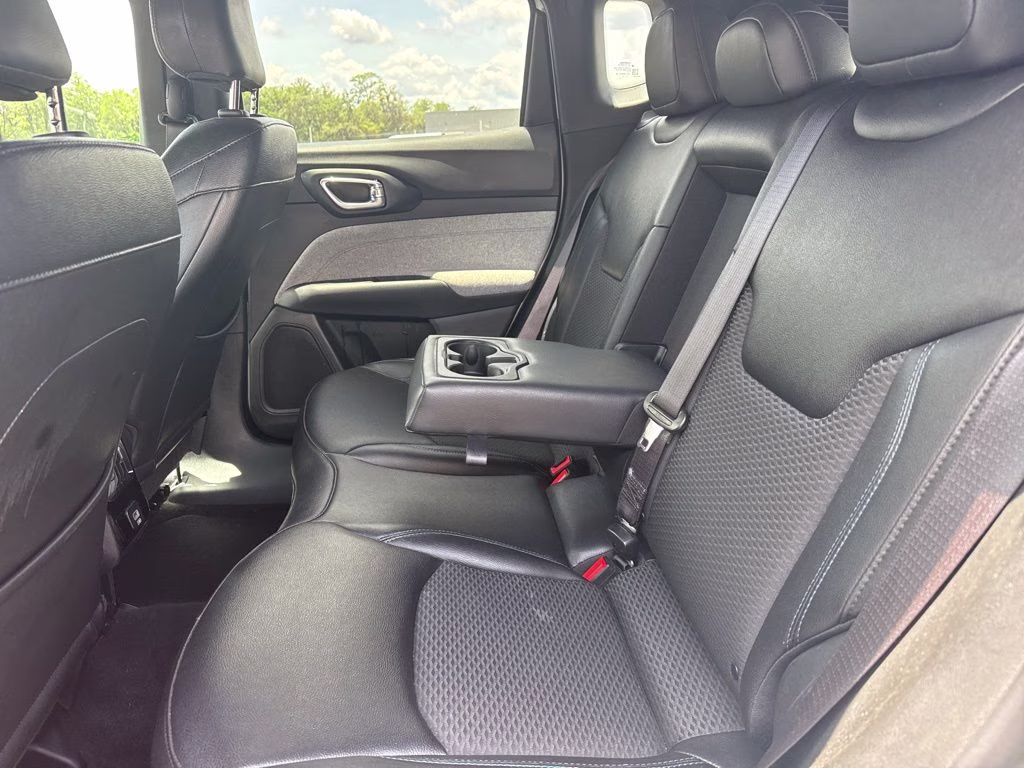 2024 Silver Zynith Metallic Clearcoat Jeep Compass Latitude 4X4 SUV