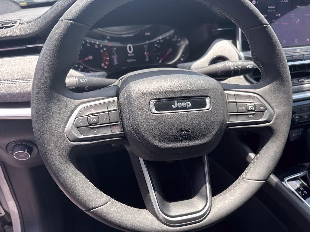 2024 Silver Zynith Metallic Clearcoat Jeep Compass Latitude 4X4 SUV