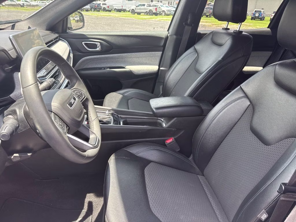 2024 Silver Zynith Metallic Clearcoat Jeep Compass Latitude 4X4 SUV