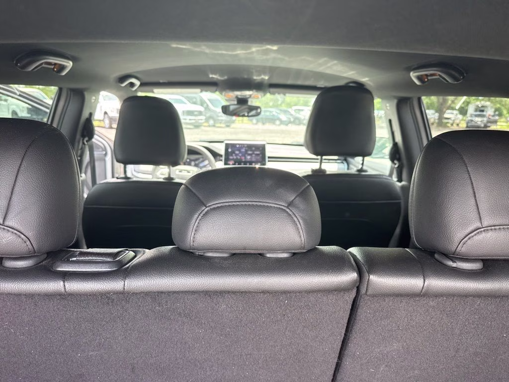 2024 Silver Zynith Metallic Clearcoat Jeep Compass Latitude 4X4 SUV