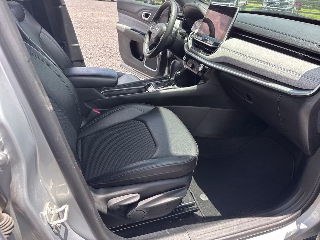 2024 Silver Zynith Metallic Clearcoat Jeep Compass Latitude 4X4 SUV