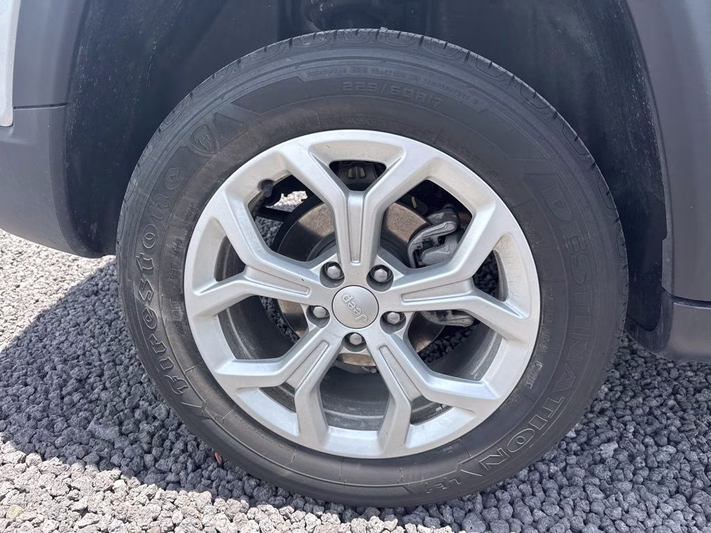 2024 Silver Zynith Metallic Clearcoat Jeep Compass Latitude 4X4 SUV