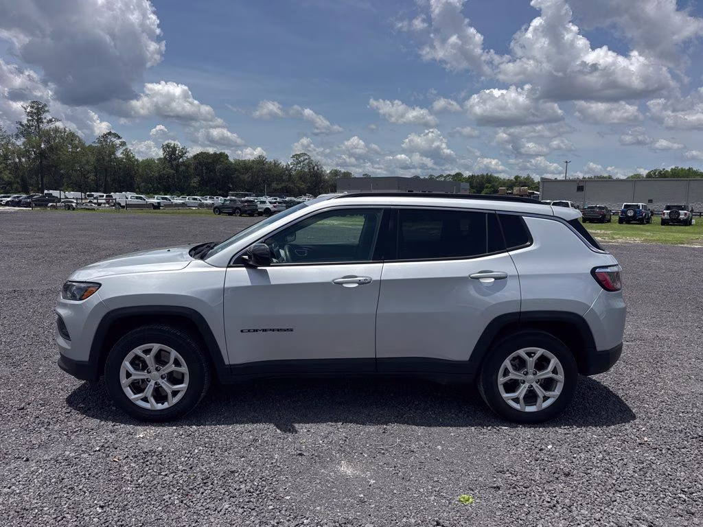 2024 Silver Zynith Metallic Clearcoat Jeep Compass Latitude 4X4 SUV