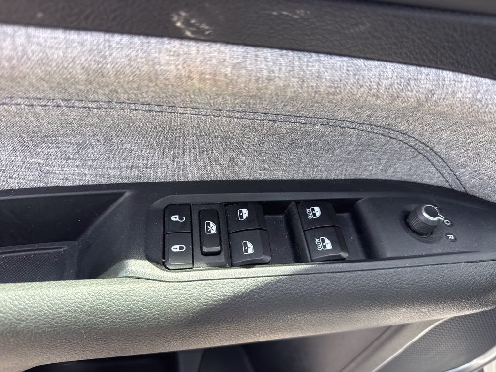 2024 Silver Zynith Metallic Clearcoat Jeep Compass Latitude 4X4 SUV