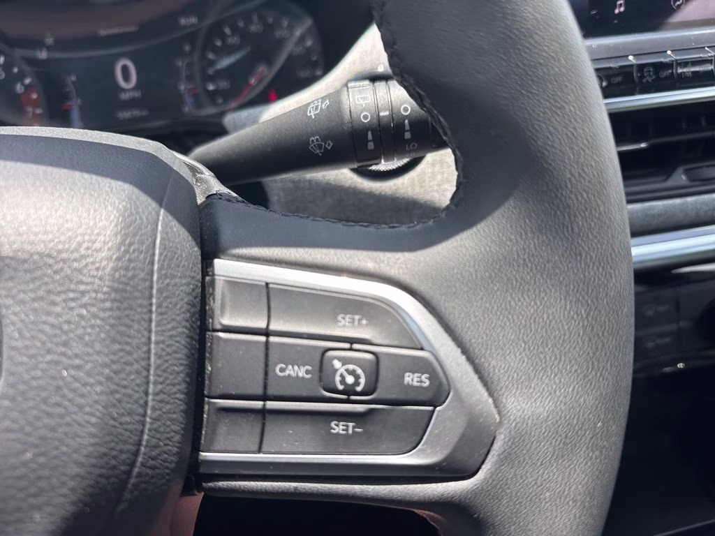 2024 Silver Zynith Metallic Clearcoat Jeep Compass Latitude 4X4 SUV