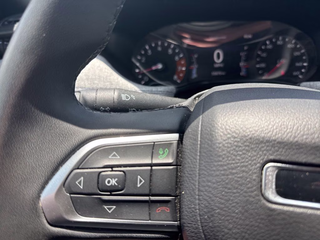 2024 Silver Zynith Metallic Clearcoat Jeep Compass Latitude 4X4 SUV