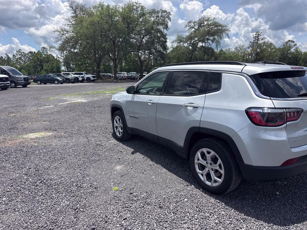2024 Silver Zynith Metallic Clearcoat Jeep Compass Latitude 4X4 SUV