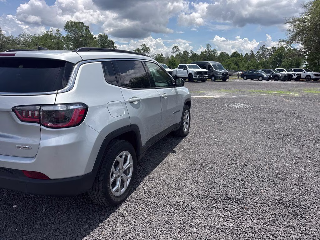 2024 Silver Zynith Metallic Clearcoat Jeep Compass Latitude 4X4 SUV