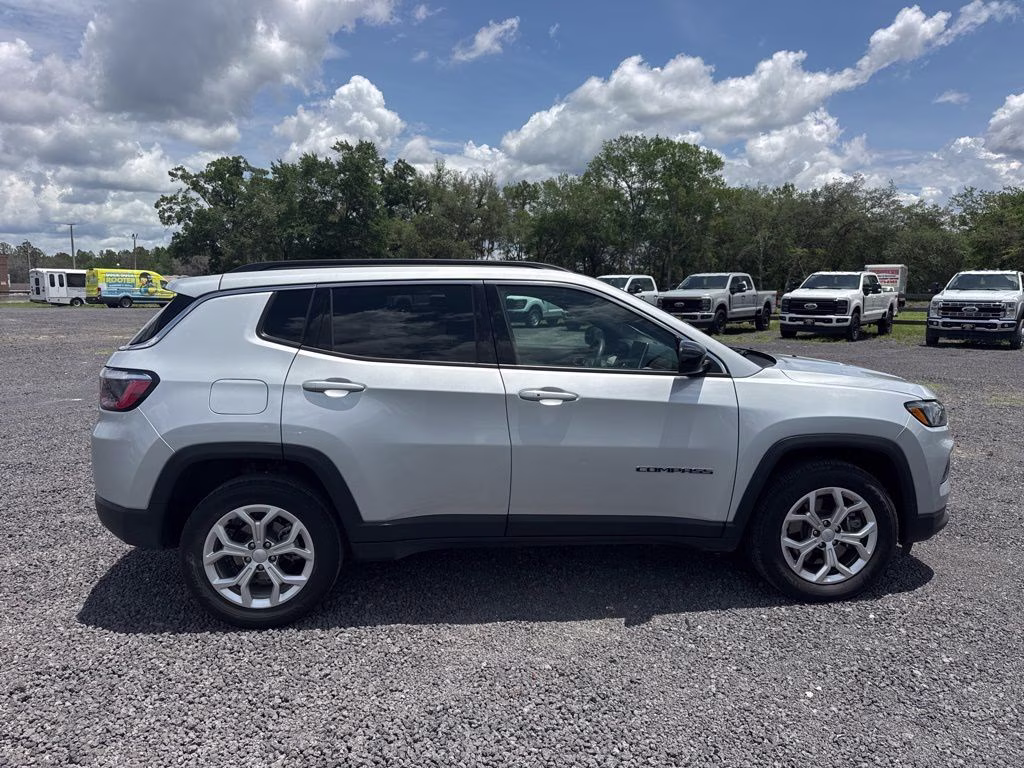 2024 Silver Zynith Metallic Clearcoat Jeep Compass Latitude 4X4 SUV