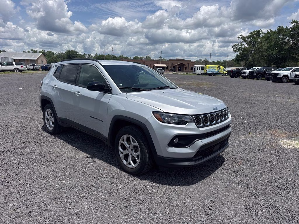 2024 Silver Zynith Metallic Clearcoat Jeep Compass Latitude 4X4 SUV