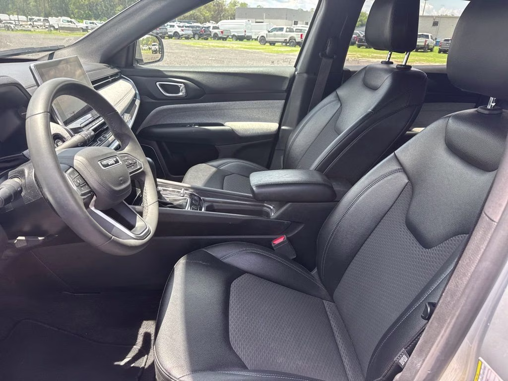 2024 Silver Zynith Metallic Clearcoat Jeep Compass Latitude 4X4 SUV