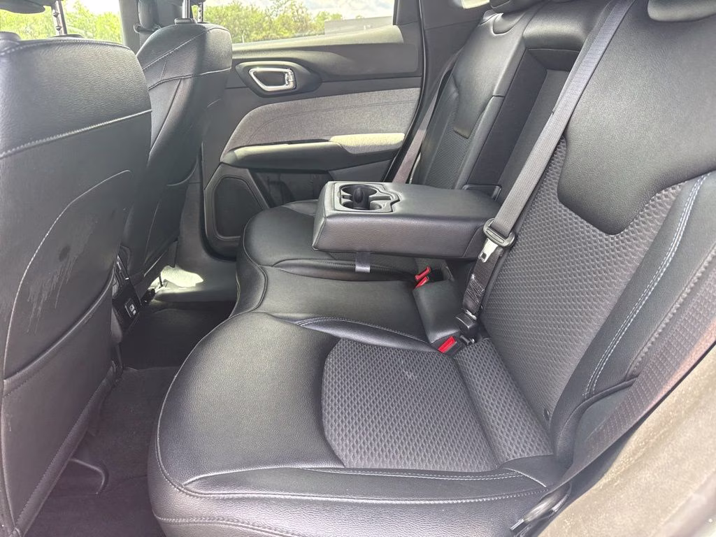 2024 Silver Zynith Metallic Clearcoat Jeep Compass Latitude 4X4 SUV