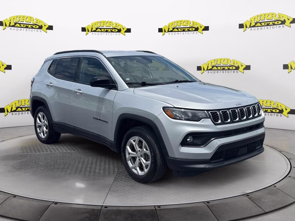 2024 Silver Zynith Metallic Clearcoat Jeep Compass Latitude 4X4 SUV