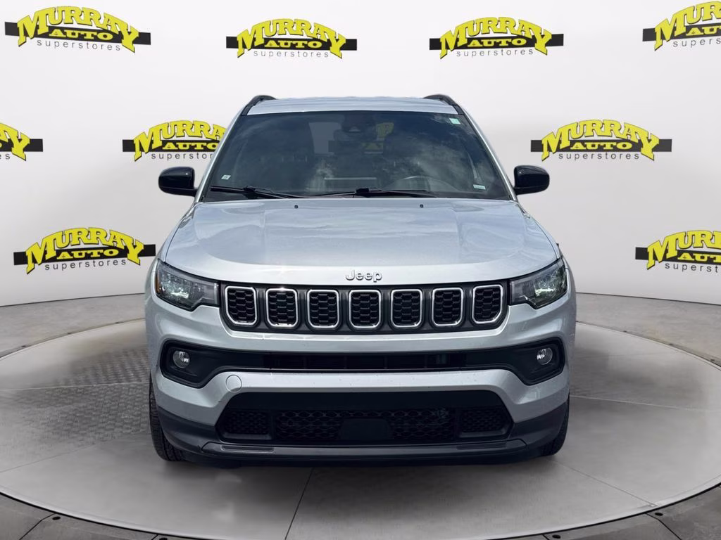 2024 Silver Zynith Metallic Clearcoat Jeep Compass Latitude 4X4 SUV