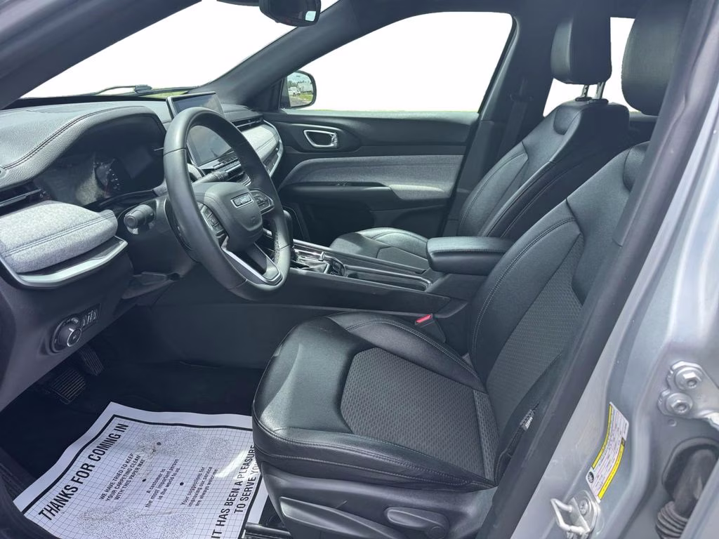 2024 Silver Zynith Metallic Clearcoat Jeep Compass Latitude 4X4 SUV