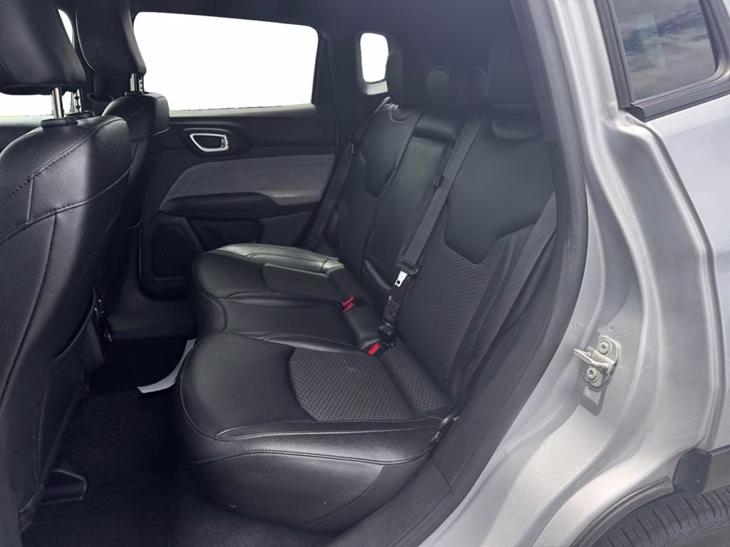 2024 Silver Zynith Metallic Clearcoat Jeep Compass Latitude 4X4 SUV