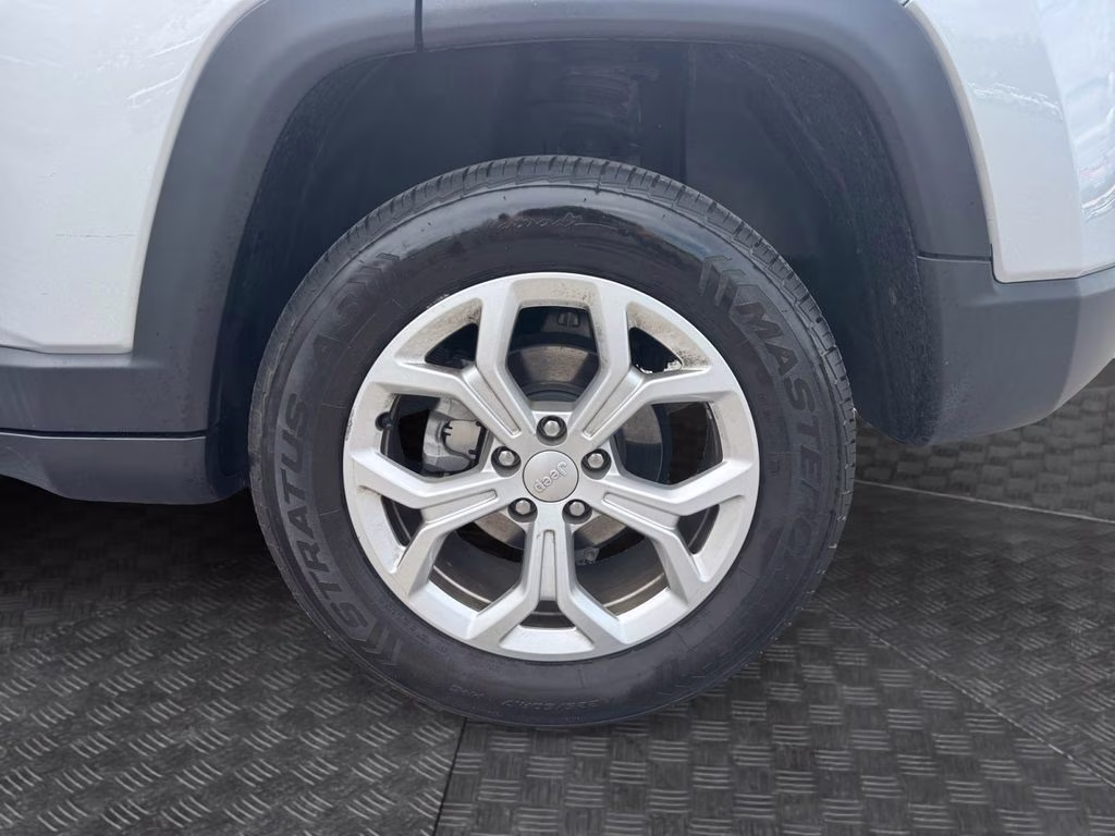 2024 Silver Zynith Metallic Clearcoat Jeep Compass Latitude 4X4 SUV