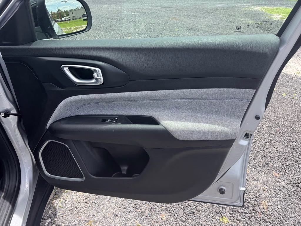 2024 Silver Zynith Metallic Clearcoat Jeep Compass Latitude 4X4 SUV