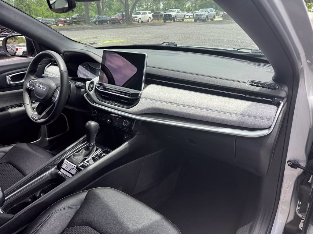 2024 Silver Zynith Metallic Clearcoat Jeep Compass Latitude 4X4 SUV