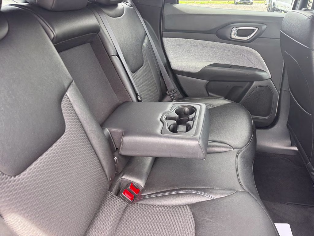 2024 Silver Zynith Metallic Clearcoat Jeep Compass Latitude 4X4 SUV